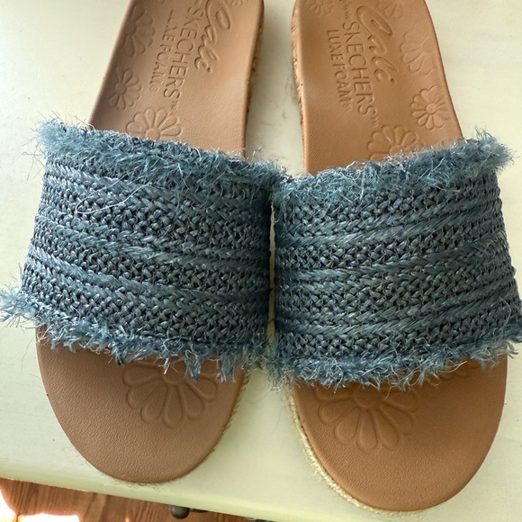 Skechers Women's Breezie-Radiant Feels Slide Sandal.  Size 7 1/2M.  Heel 3/4” - Picture 2 of 4